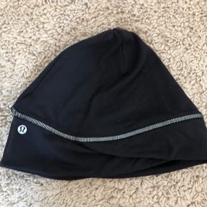 Lululemon black hat with reflective stitching